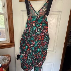 Duluth Trading Company SHORTS overalls- veggie garden print Women’s Large